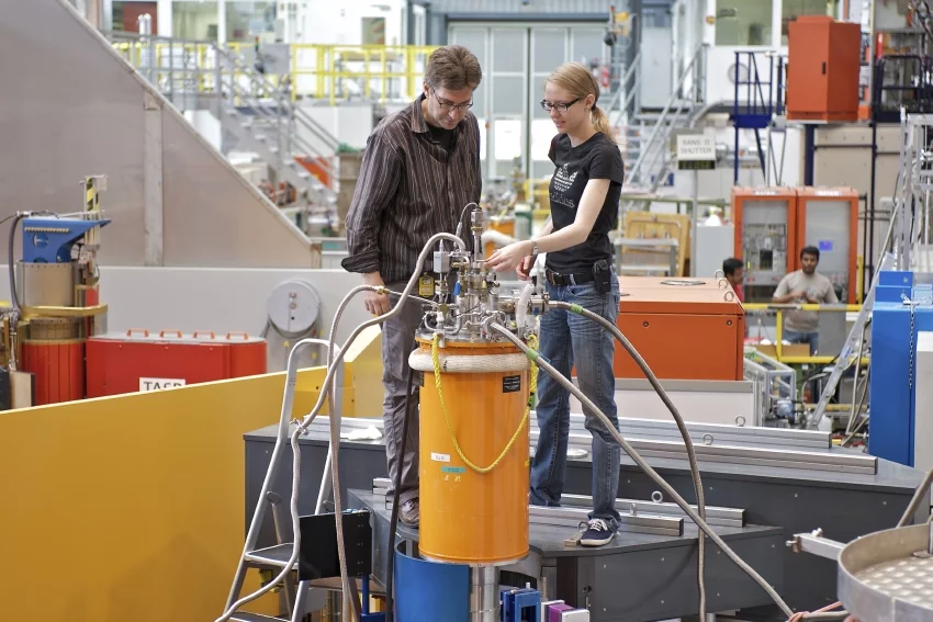 Die Forschenden Lukas Keller und Nikola Egetenmeyer am DMC-Instrument an der Spallations-Neutronenquelle SINQ. (Foto: Paul Scherrer Institut/Markus Fischer)