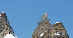 Das Jungfraujoch mit seinem ikonischen Wahrzeichen – dem 1937 eingeweihten Sphinx-Observatorium. Hier befinden sich die Messgeräte vom PSI.