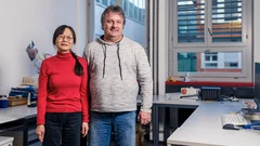 Xiaodan Li und Richard Kammerer haben erstmals ein Enzym charakterisiert, das ein wichtiges Werkzeug für die Kreislaufwirtschaft werden könnte. Auf dem Monitor sieht man schematisch abgebildet den entscheidenden Teil des aktiven Zentrums dieses Enzyms.