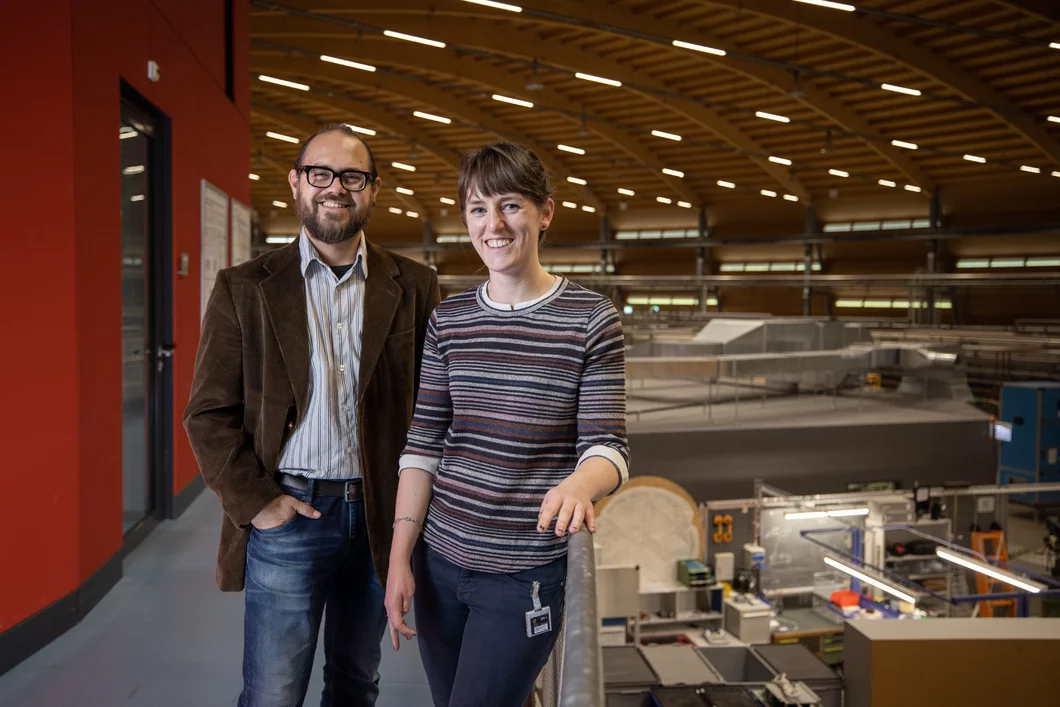 Manuel Guizar-Sicairos (left) and Claire Donnelly (right) at the Swiss Light Source SLS. 