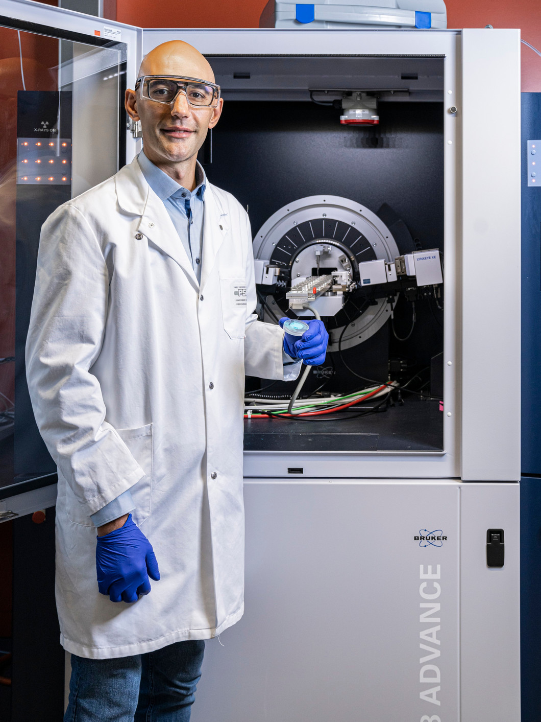 Marco Ranocchiari devant le diffractomètre à rayons X de son groupe de travail. Avec ses collaborateurs, il y étudie régulièrement des MOF sous forme de poudre, des réseaux métallo-organiques qui pourraient être utilisés dans les processus de fabrication de produits pharmaceutiques. 