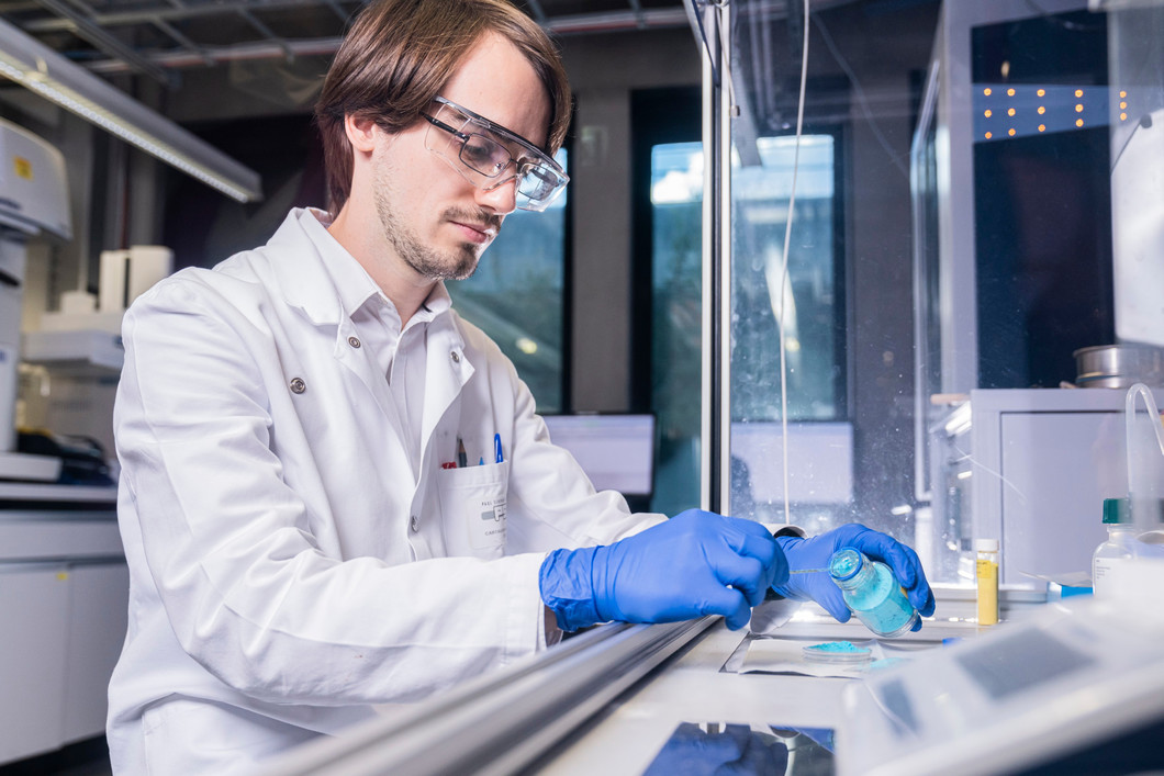 Daniele Cartagenova, a member of Marco Ranocchiari’s research group and lead author of the new study, prepares a sample in powder form for analysis in the X-ray diffractometer.