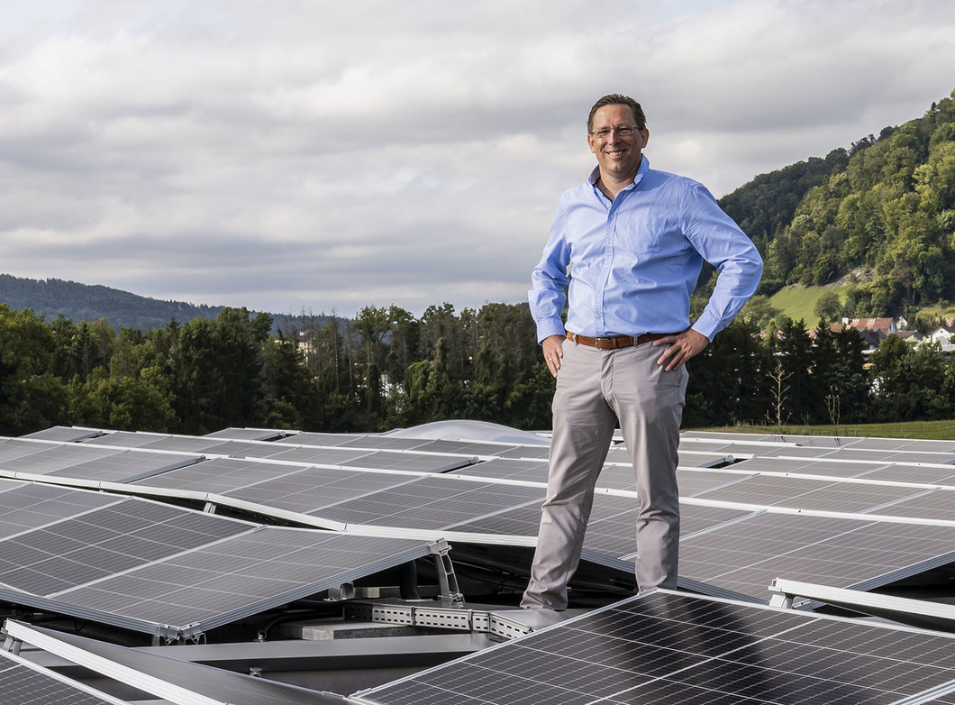 «C’est toujours une bonne idée d’adopter une perspective sur le long-terme, comme par exemple installer des panneaux photovoltaïques sur le toit», affirme Peter Burgherr.