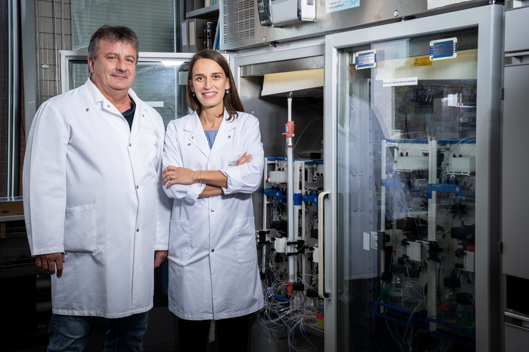 Richard Kammerer und Oneda Leka in einem der Labore des PSI vor einer Apparatur, die unter anderem der Aufreinigung von Proteinen dient.
