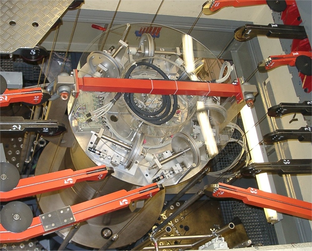 Sample changer cask positioned on top of the test zone in the reactor block
