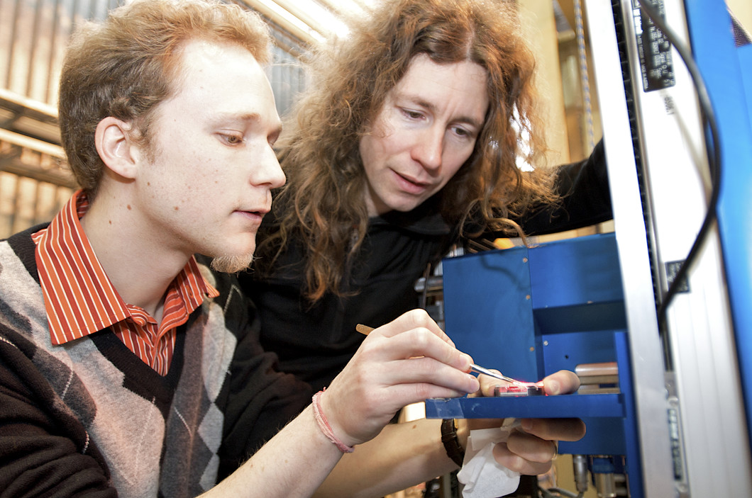 Justin Hoppler (Doktorand, Uni Freiburg und PSI) und Jochen Stahn (PSI) bereiten die Neutronenmessung an dem Dünnschichtsystem vor.