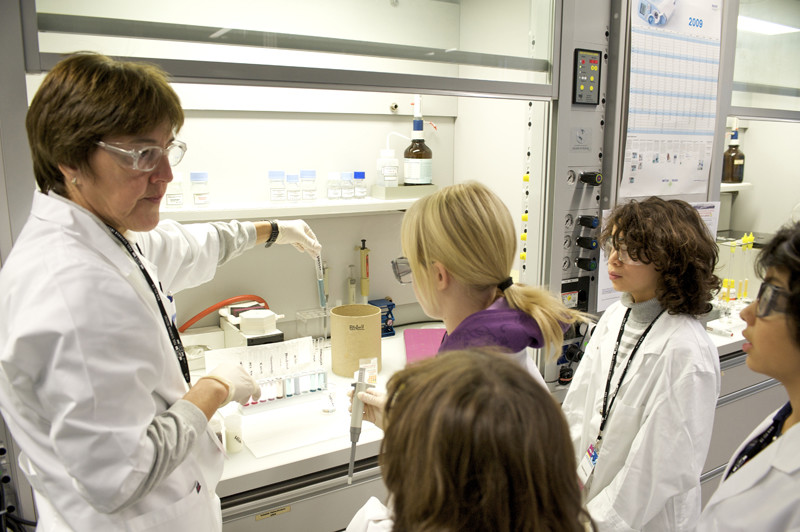 Die Jungforscherinnen lernen pH-Werte zu bestimmen (Foto: PSI/Frank Reiser)