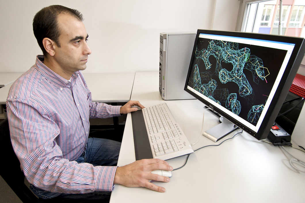 Andrea Prota, chercheur au PSI, étudie une structure des protéines sur son écran d'ordinateur. (PSI/M. Fischer)