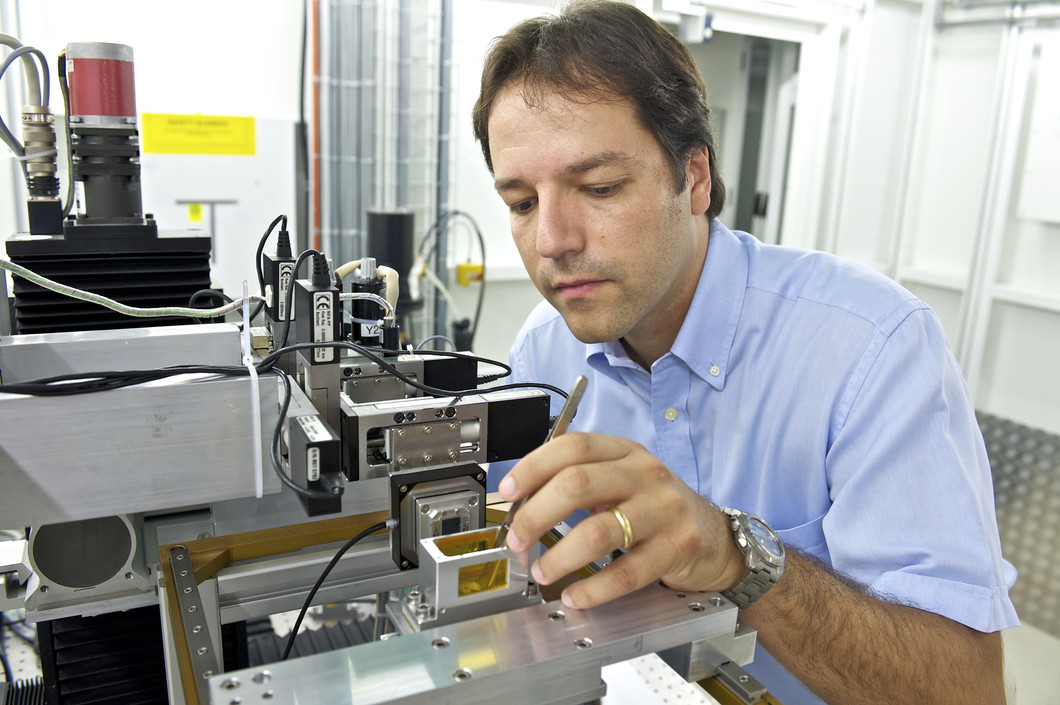 Marco Stampanoni an der Messanlage, an der die „Reverse Projection Method – RP“ für das Phasenkontrastverfahren getestet wurde. (PSI/M. Fischer)