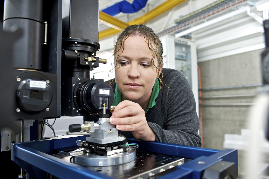Julie Fife positionert eine Probe am Tomografie-Messplatz an der Synchrotron Lichtquelle Schweiz SLS des Paul Scherrer Instituts. (PSI/M.Fischer)