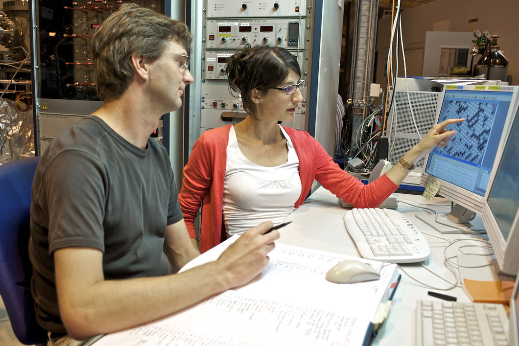 PSI-Forschende Elena Mengotti und Frithjof Nolting, verantwortlich für die Mikroskopie-Strahllinie an der Synchrotron Lichtquelle Schweiz SLS, diskutieren ihre Messergebnisse.
