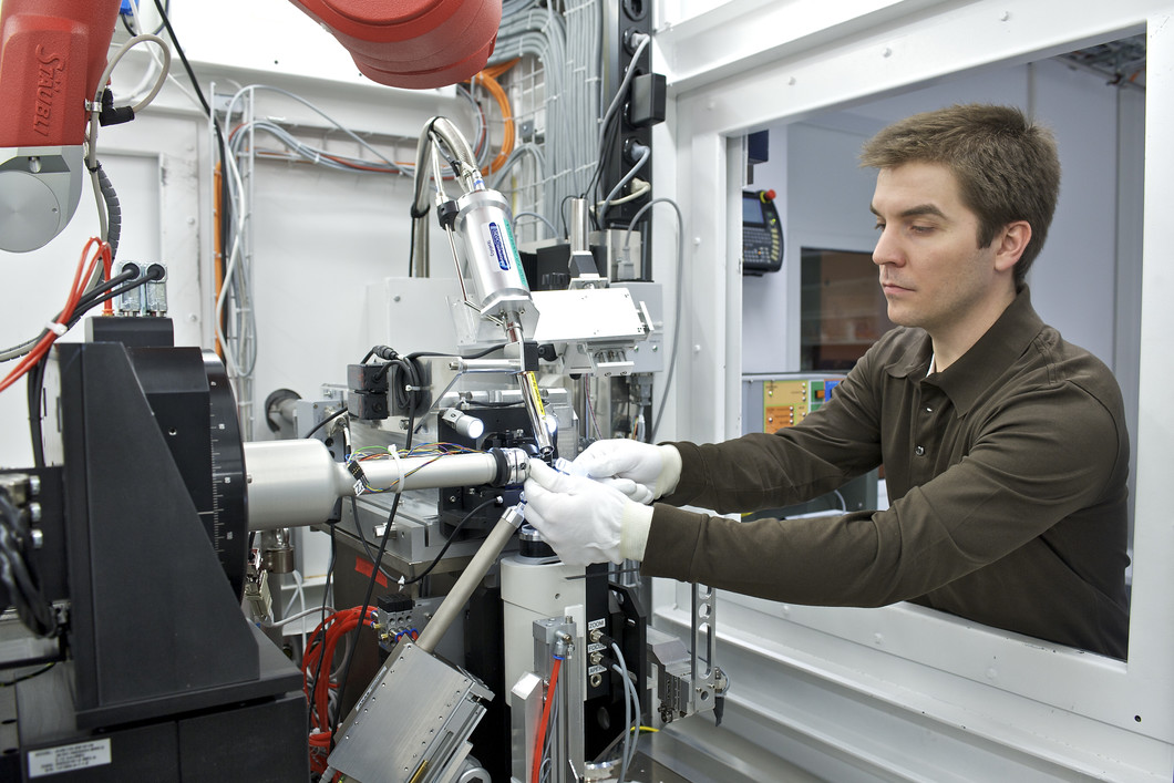 Vincent Olieric, responsable de la ligne de lumière X06DA au SLS mettant en place un cristal de protéine pour une expérience de diffraction des rayons X. (Photographie: PSI/M. Fischer)