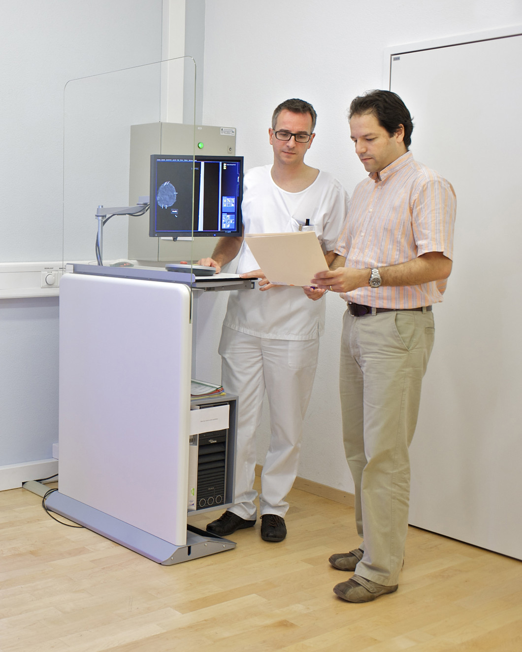 Le Dr. Nik Hauser et le professeur M. Stampanoni discutent des résultats dans la salle de mammographies de l’hôpital cantonal de Baden. (PSI/M.Fischer)