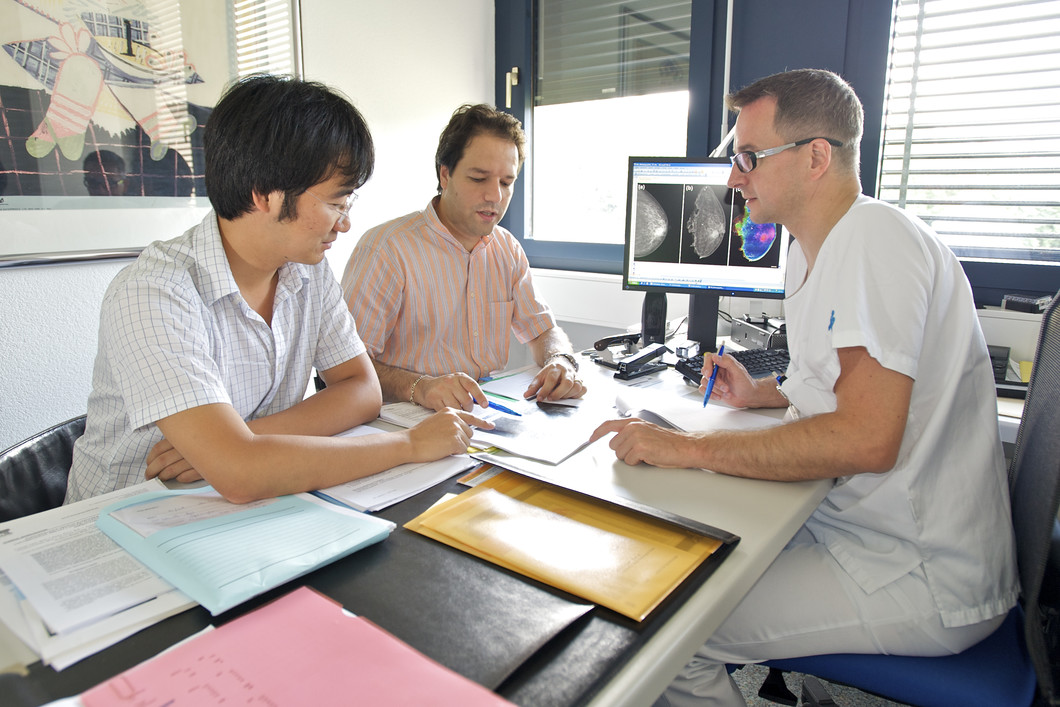 Prof. Dr. M. Stampanoni (mitte) und Dr. Nik Hauser (rechts) diskutieren die Resultate des neuartigen Mammografieverfahrens mit  Dr. Zhentian Wang (links), der die Untersuchungen am PSI durchgeführt hat. (PSI/M.Fischer)