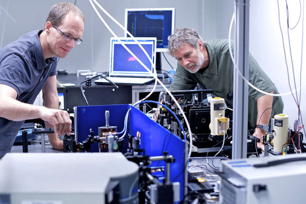 Peter Friedli and Hans Sigg preparing the experiment at the Infrared Beamline at the SLS for determining the laser properties of Germanium. (Photo: Frank Reiser, Paul Scherrer Institut)