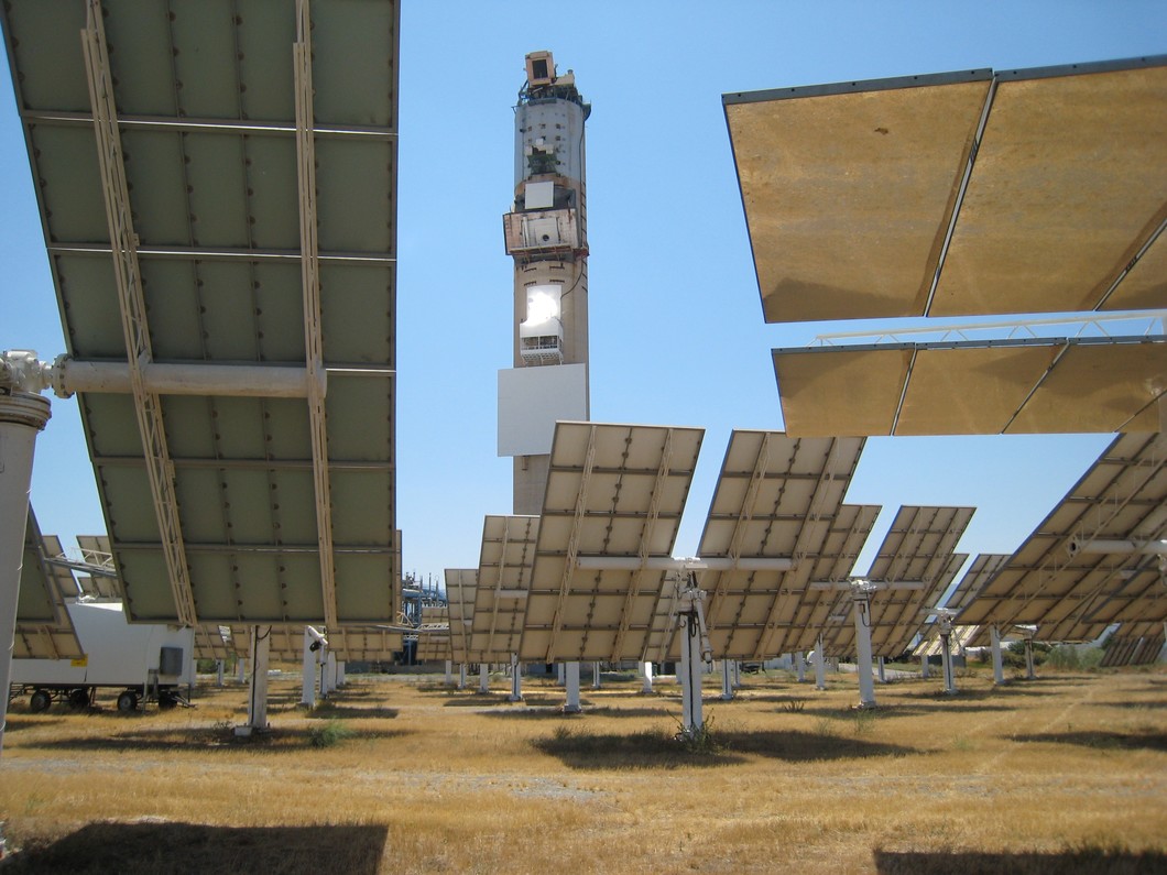 At the Solar Platform in Almeria (Spain), sunlight is focussed using about 75 solar mirrors at the PSI/Holcim pilot plant for producing synthesis gas from carbonaceous materials. The bright spot on the tower marks the point at which the sunlight is focussed onto the reactor.