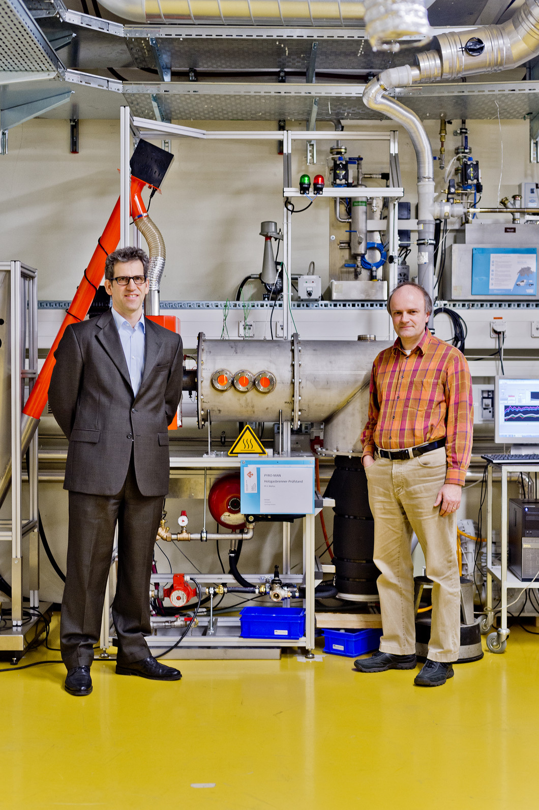 Pictured in front of the new wood gas burner test rig in the laboratory building of the School of Engineering of the University of Applied Sciences FHNW in Brugg-Windisch are (from left) Prof. Dr. Timothy Griffin, Head of the Institute of Biomass and Resource Efficiency (IBRE), and Prof. Dr. Frédéric Vogel, Deputy Head of the IBRE and Head of the Catalytic Process Engineering Group at the PSI. (picture: Emanuel Freudiger / AZ Media)