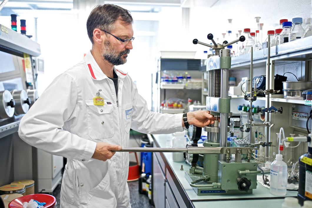 Luc Van Loon, Head of the Diffusion Processes Group, filling the newly designed diffusion cell with illite. Source: Markus Fischer/Paul Scherrer Institute.
