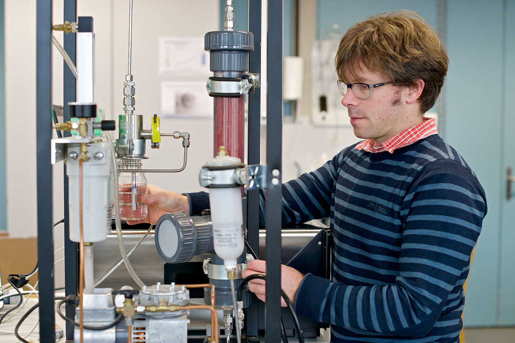 Martin Gysel kalibriert ein hochsensitives Aerosolspektrometer mit Partikelgrössen-Standards. Dieses Gerät wird zum Zählen und zur Grössenbestimmung von Kondensations- und Eiskeimen in den Wolken eingesetzt.(Foto: Paul Scherrer Institut/Markus Fischer)