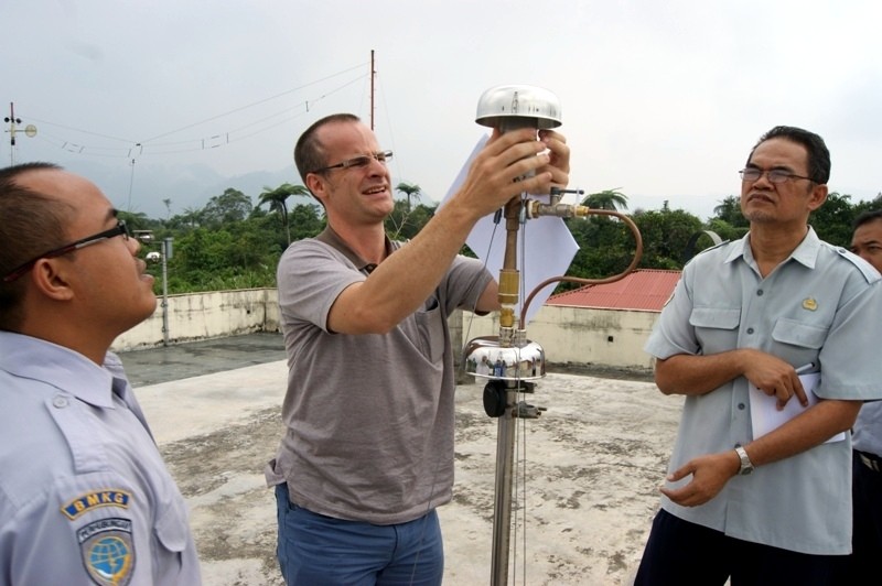 Le chercheur du PSI Nicolas Bukowiecki (centre) aide sur le site le personnel technique de la station CATCOS en Indonésie en questions techniques et scientifiques. Source: Institut Paul Scherrer.