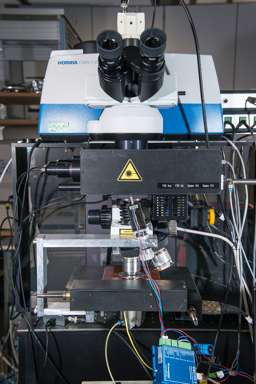 Le microscope adapté par Patrick Lanz, qui combine spectroscopie infrarouge et spectroscopie Raman, avec système de commutation automatique. Photo : Institut Paul Scherrer / Mahir Dzambegovic.