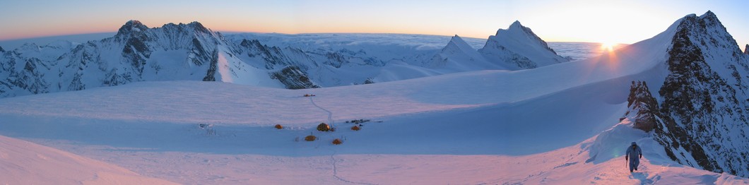Ice core drilling on Fiescherhorn glacier with drilling tent in background. Photo:Aurel Schwerzmann