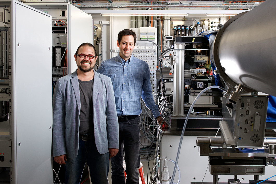 The PSI scientists Manuel Guizar-Sicairos and Mirko Holler at the experimental station of the cSAXS beamline, where the x-ray pictures were taken. Photo: Paul Scherrer Institute/Markus Fischer.