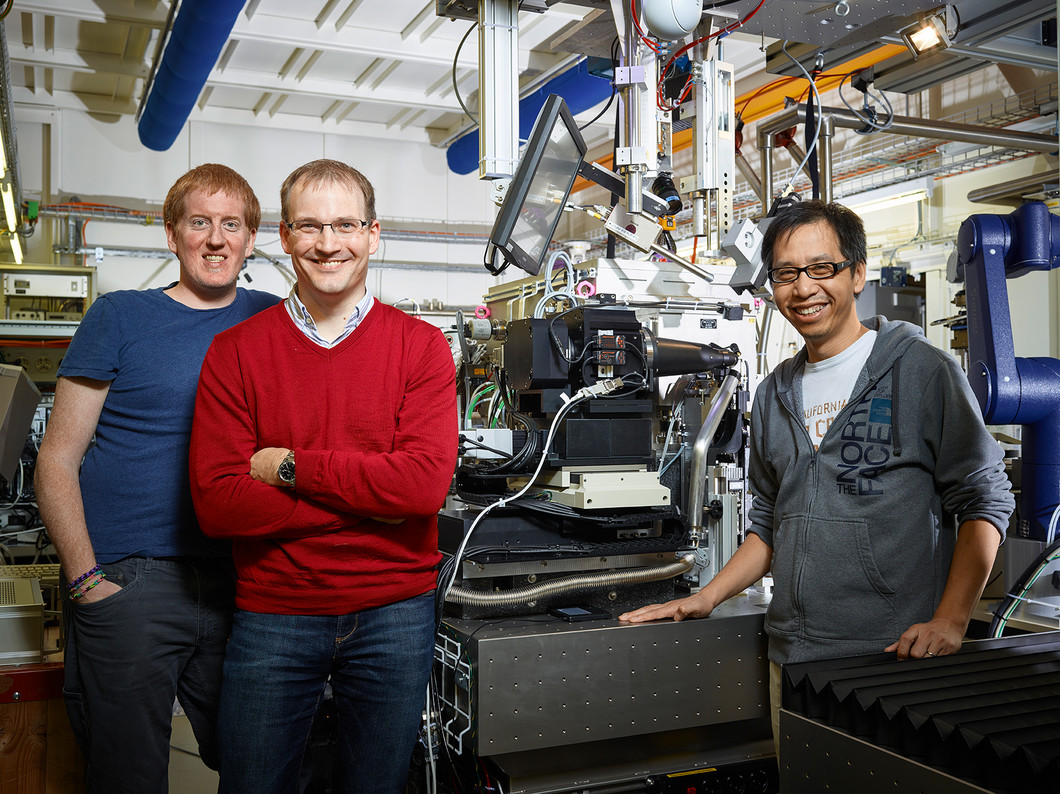 Christopher Milne, Jörg Standfuss et Meitian Wang à la ligne de faisceau de la SLS, où des expériences de cristallographie en série seront conduites.(Photo: Scanderbeg Sauer Photography)