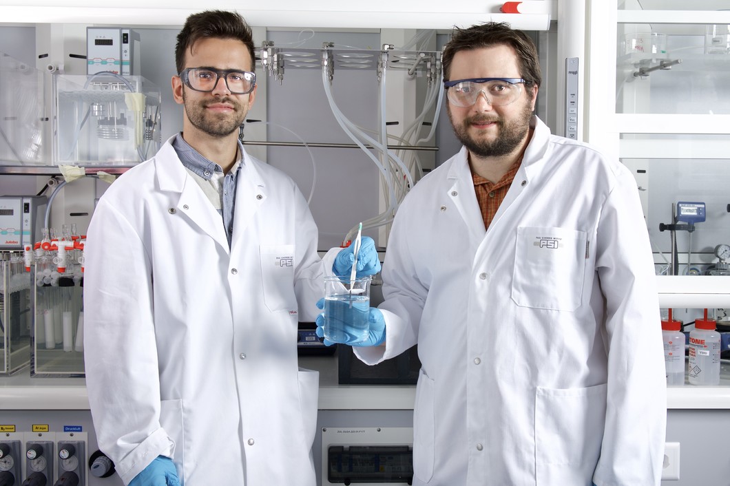 Antoni Forner-Cuenca (à gauche) et Pierre Boillat, tous deux chercheurs au PSI, dans le laboratoire où ils ont étudié certains aspects du nouveau procédé de revêtement. (Photo : Institut Paul Scherrer/Markus Fischer)