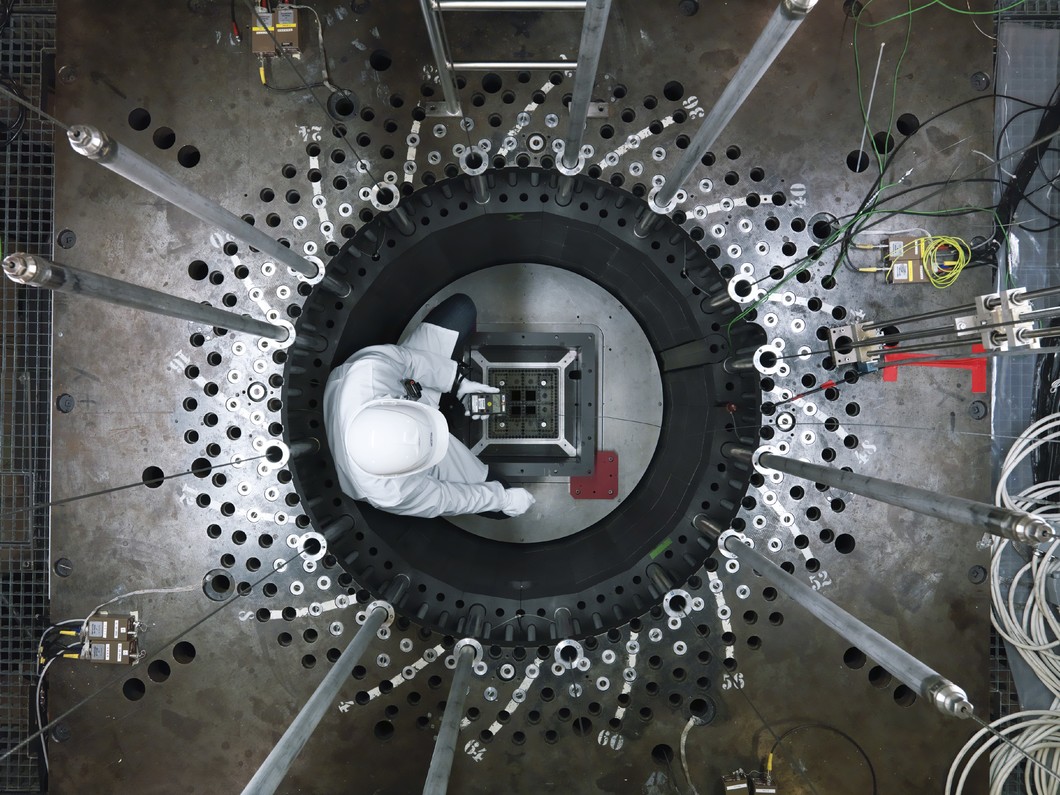 Photographie de l’année 2010: Le réacteur de recherche de puissance nulle, Proteus, a permis autrefois à des chercheurs de PSI d’étudier les paramètres physiques du réacteur pour différentes configurations du combustible nucléaire. (Photo: Scanderbeg Sauer Photography)