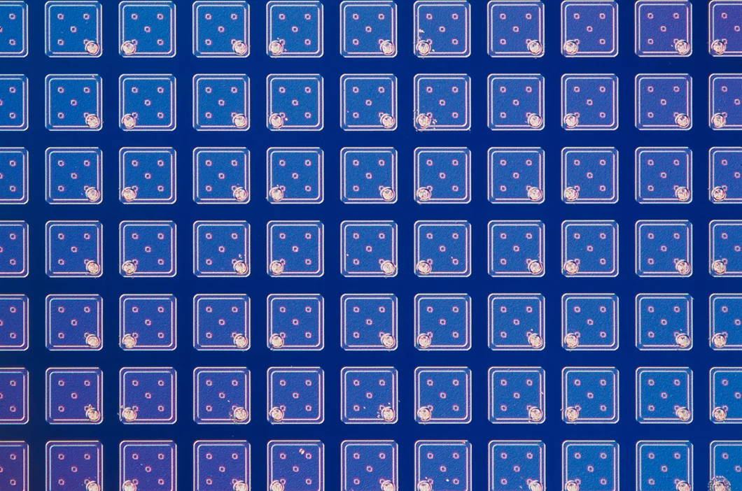 Nahaufnahme der Detektions-Pixel eines DECTRIS-Geräts. Der neue EIGER X 16M hat – wie der Name verrät – 16 Millionen solcher Bildpixel. Zudem kann er dank enorm schneller Bildverarbeitung über hundert Bilder pro Sekunde speichern. (Foto: Paul Scherrer Institut)