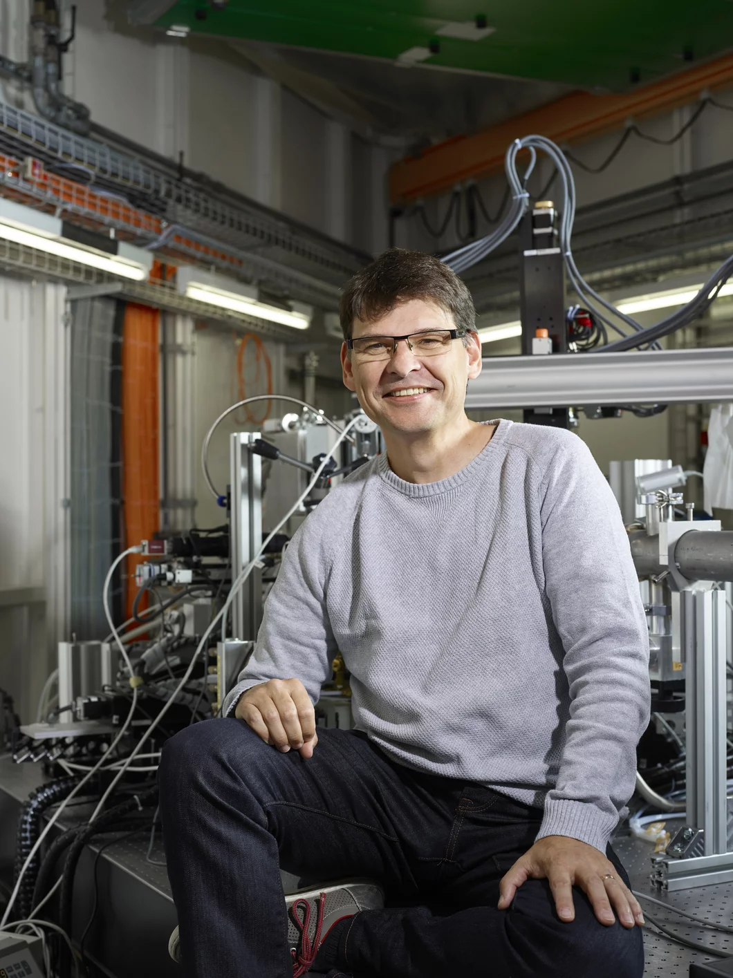 Der Forscher Daniel Grolimund an seiner Strahllinie an der Synchrotron Lichtquelle Schweiz SLS des PSI. (Foto: Scanderbeg Sauer Photography)