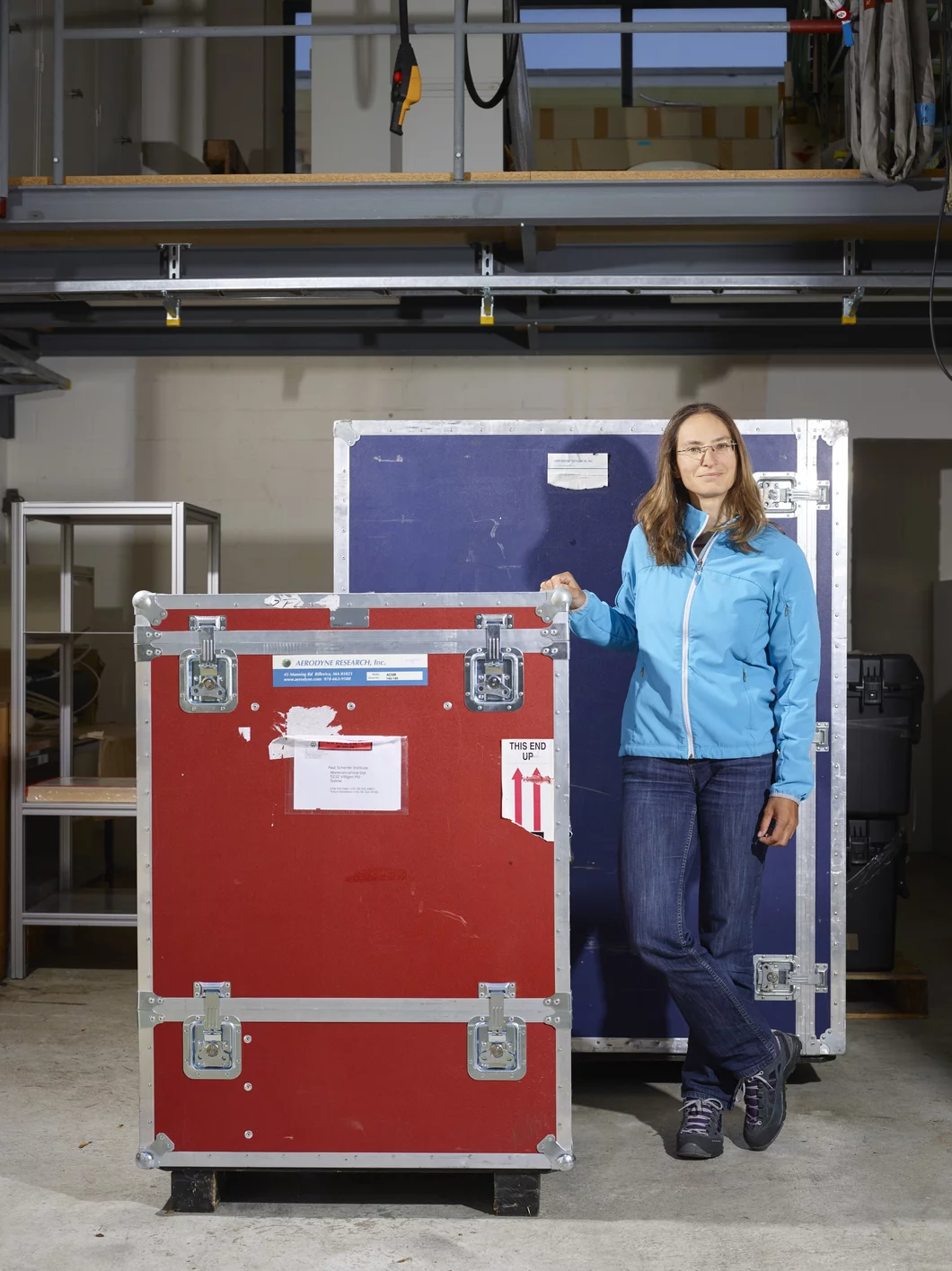 Die Forschungsgeräte sind reisefertig verpackt: Die Atmosphärenforscherin Julia Schmale bereitet sich auf die Antarktische Umrundungsexpedition vor. (Foto: Scanderbeg Sauer Photography)