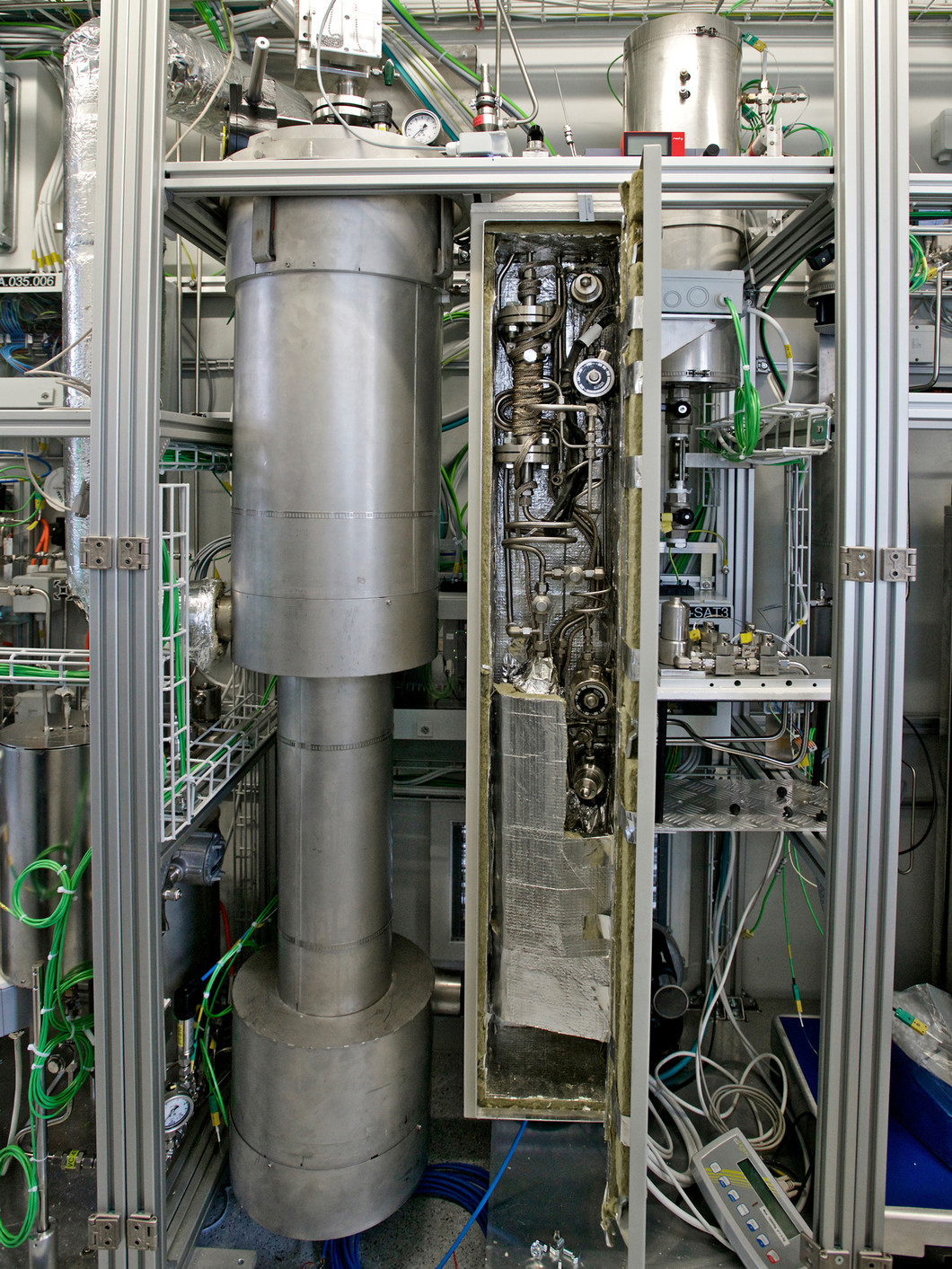 Herzstück der Technologie ist der sogenannte Wirbelschicht-Reaktor. In ihm wird CO2 und Wasserstoff zu Methan und Wasser verbunden. (Foto: Paul Scherrer Institut/Markus Fischer)