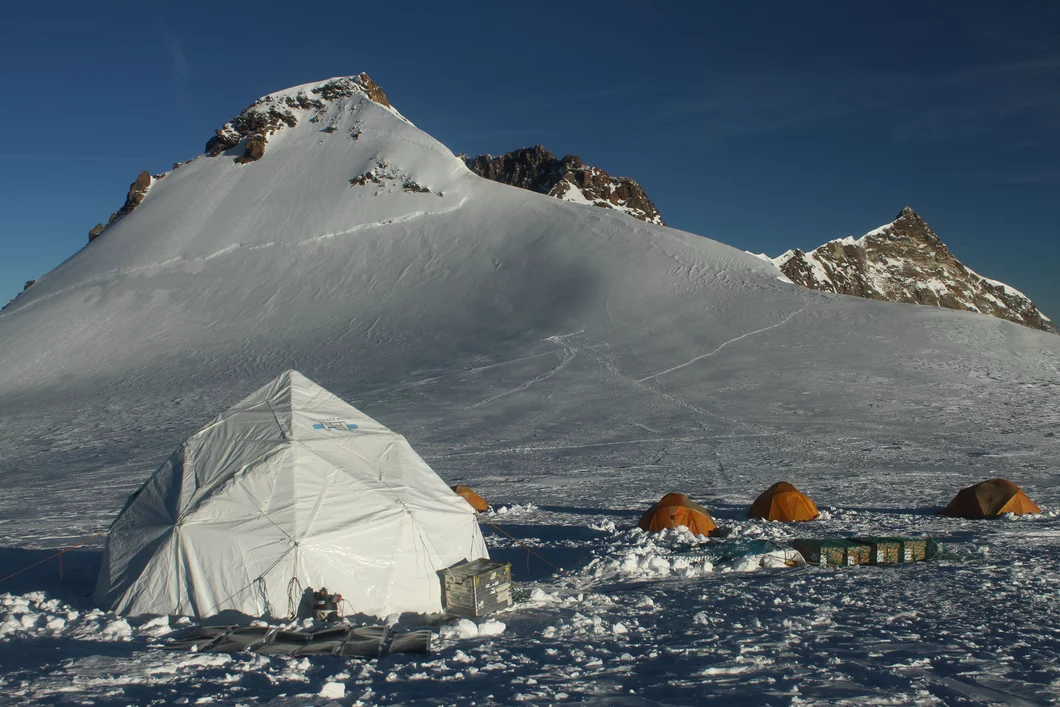 Das Camp der Forschenden im Jahr 2015 auf dem südöstlich von Zermatt gelegenen Colle Gnifetti. Hier hat das Forschungsteam sowohl 2003 als auch 2015 mehrere bis zu 82 Meter lange Eisbohrkerne entnommen. (Foto: Paul Scherrer Institut/Michael Sigl)