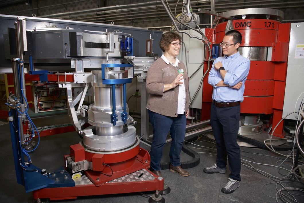 Marisa Medarde and Tian Shang at the neutron diffractometer DMC. With this device Shang found out where the atoms are located in the crystal lattice and how far apart they are from each other. (Photo: Paul Scherrer Institute/Markus Fischer)