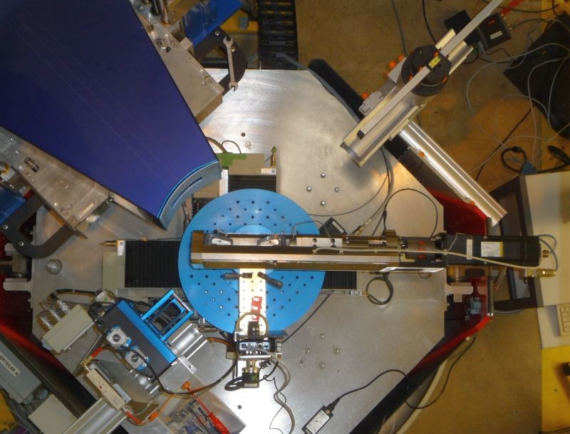 30kN uniaxial test rig mounted on the sample table of POLDI
