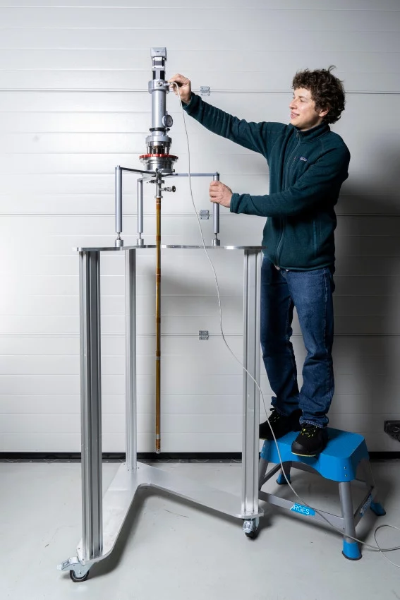 Gediminas Simutis with the in situ uniaxial pressure device. 