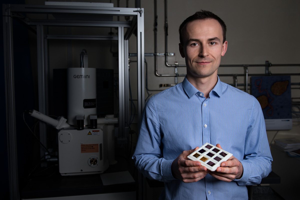 Oles Sendetskyi, winner of a PSI Founder Fellowship. In his hands he is holding samples of nanomagnets. (Photo: Paul Scherrer Institute/Mahir Dzambegovic)
