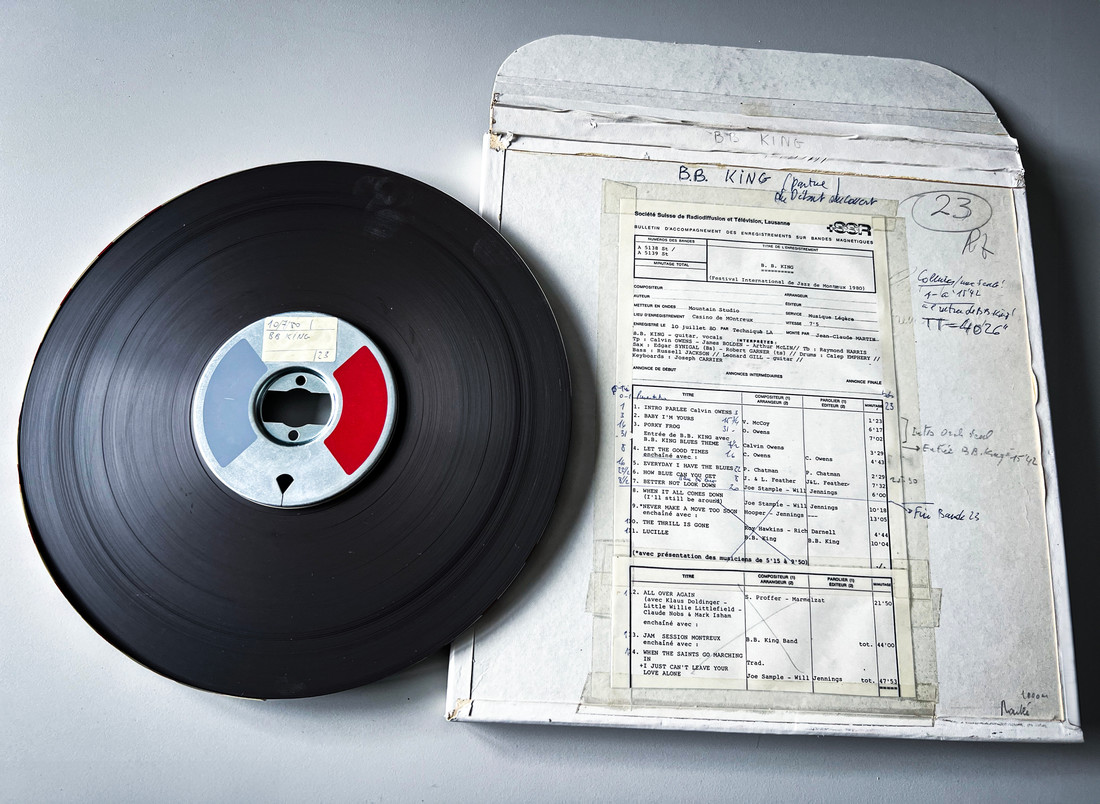 Magnettonband mit der Aufnahme von B.B. Kings Konzert am Jazzfestival Montreux von 1980 aus dem Archiv der Claude Nobs Foundation. Das Band befindet sich in einem fortgeschrittenen Stadium des Verfalls, sodass es mit herkömmlichen Methoden nicht mehr direkt abgespielt werden kann. Die PSI-Forschenden verwenden Synchrotronlicht, um das Audiosignal wiederherzustellen.