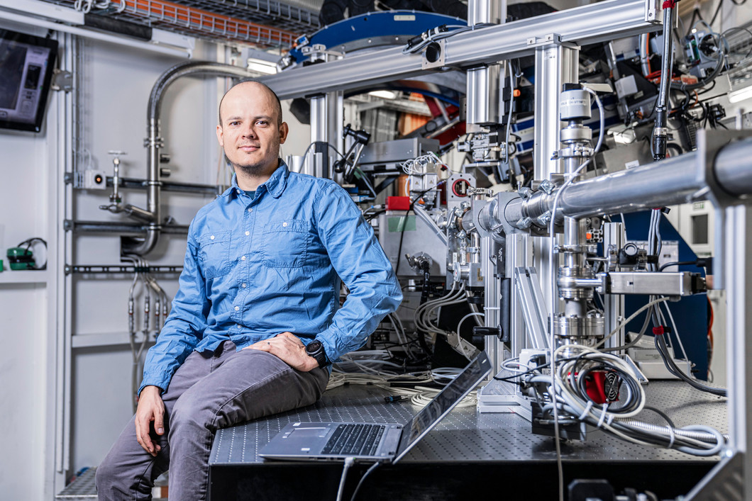 Dario Ferreira Sanchez in front of the SLS microXAS beamline. Here researchers were able to reveal the chemical processes in a lithium-air battery using X-ray diffraction.