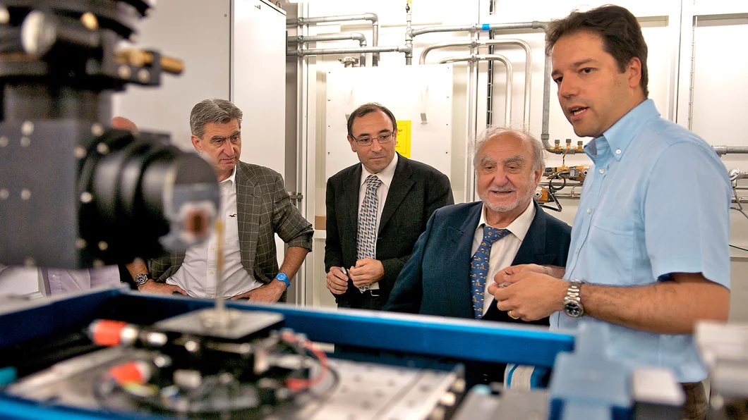Nicolas Hayek during a conversation with PSI scientists about the fuel cell research at the Swiss Light Source SLS.
