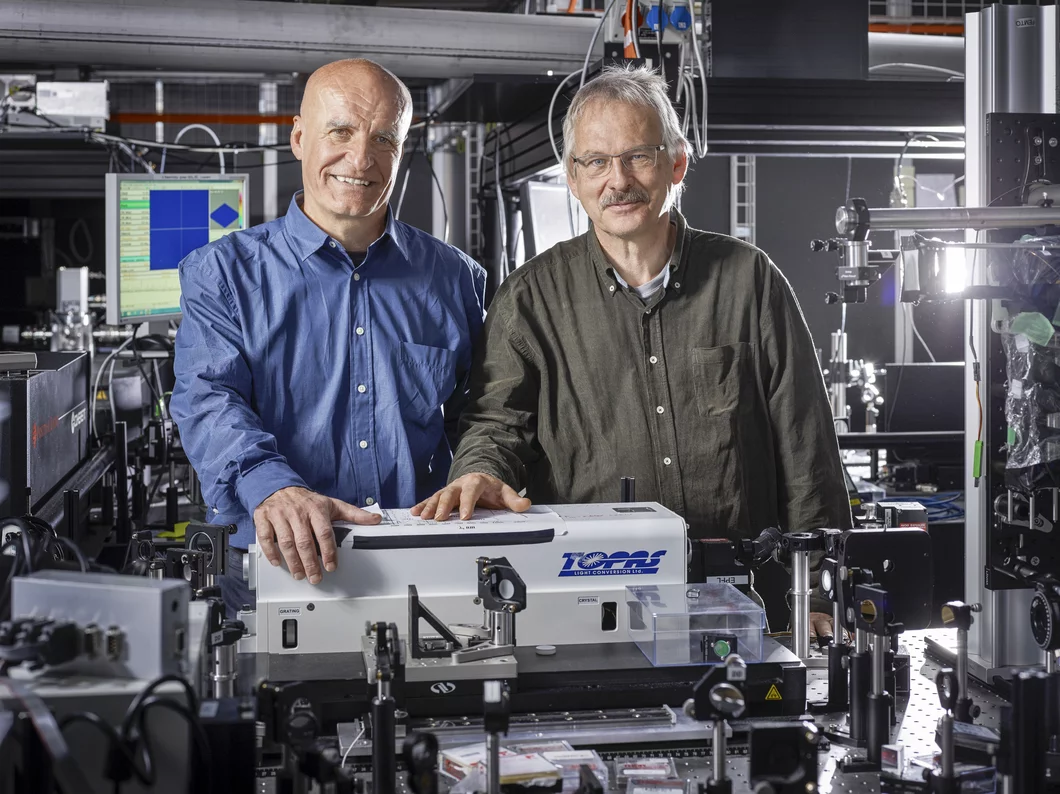 Gerhard Ingold und Paul Beaud bauen eine der Experimentierstationen für den SwissFEL auf. Dabei kommt ihnen die Erfahrung von Experimenten an der SLS zugute. Hier in der Laserhütte des FEMTO-Experiments an der SLS. (Foto: Scanderbeg Sauer Photography)