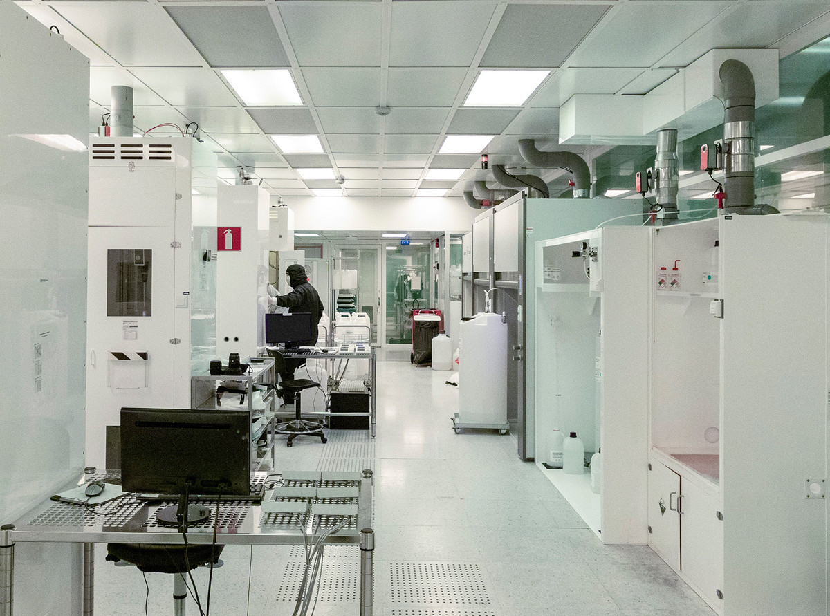 PiBond develops and supplies advanced materials for latest semiconductor processes. Materials for lithography, dielectric and optical applications are produced from start to finish in cleanroom environments to ensure uncompromised quality.
