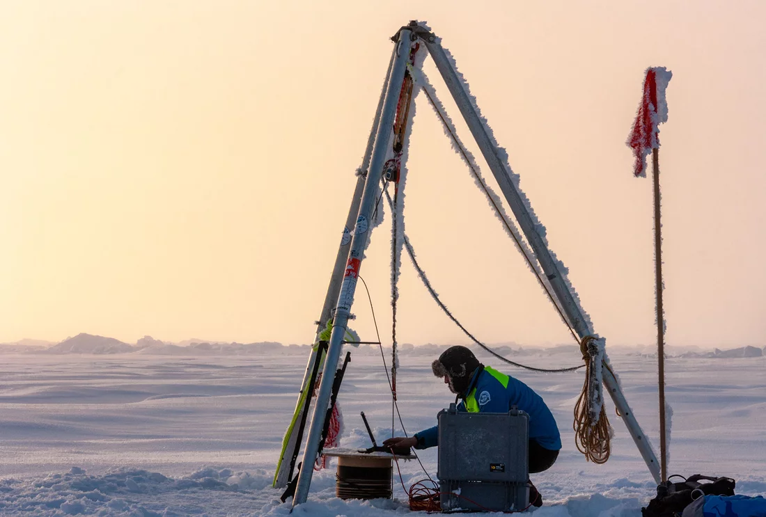 Forscher beim Aufbau einer Messstation in der Arktis 