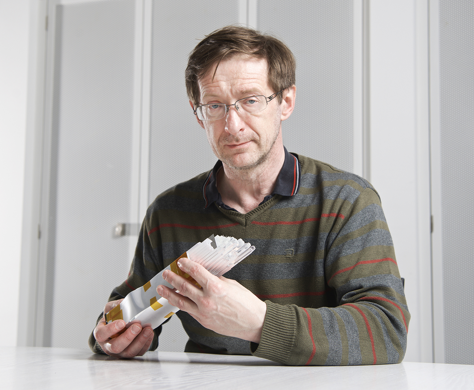 Wojciech Hajdas with transparent scintillation bars, which are also built into the POLAR detector. With POLAR, Hajdas and his colleagues want to measure the polarisation of gamma ray bursts in space. (Photo: Paul Scherrer Institute/Markus Fischer)