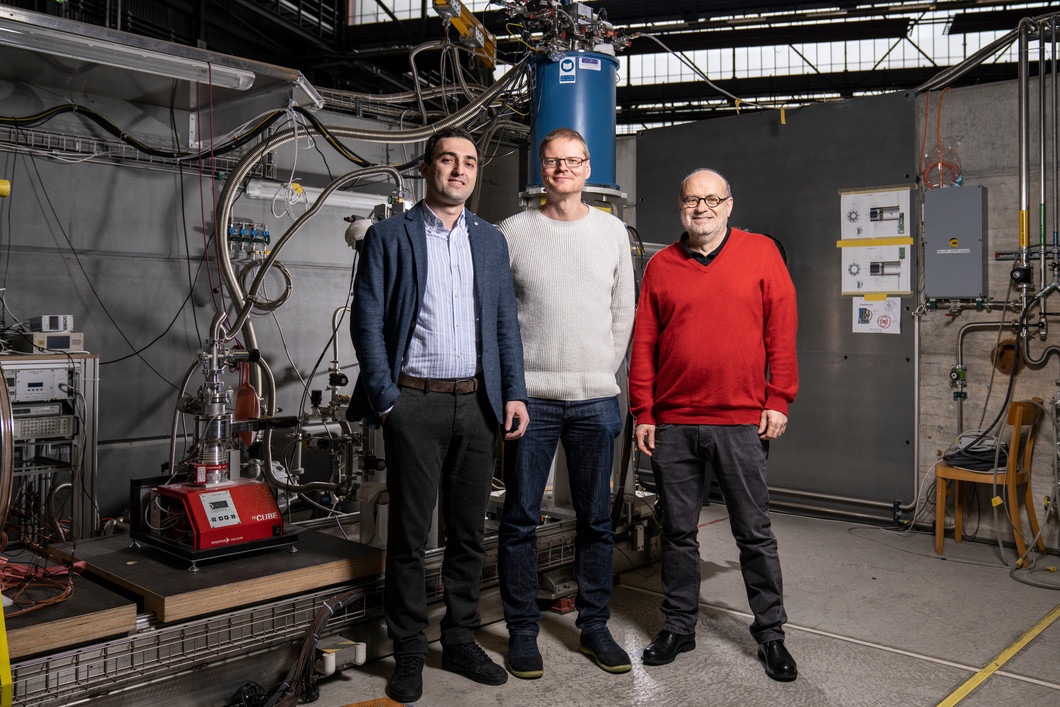 Zurab Guguchia, Hubertus Luetkens and Alex Amato of the Laboratory for Muon Spin Spectroscopy at PSI in front of the high-field muSR instrument HAL-9500. 