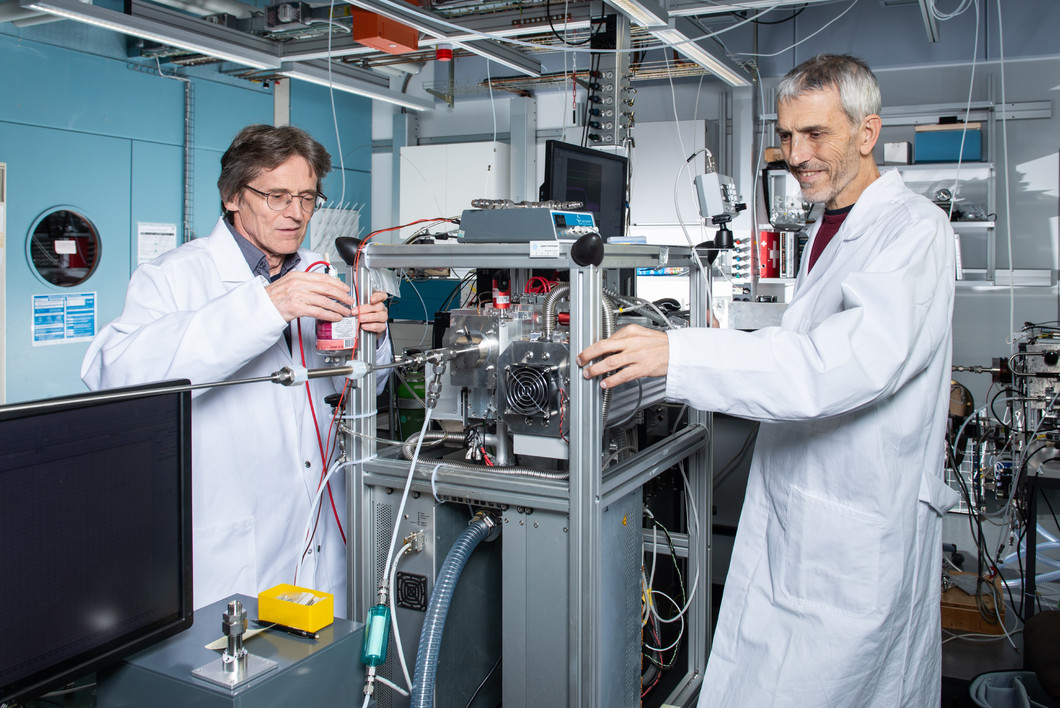 André Prévôt (right) und Urs Baltensperger at the newly developed device that analyses molecules in particulate matter. 