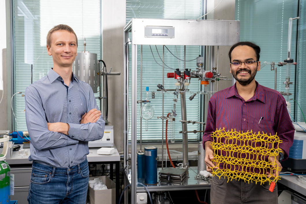 Vitaly Sushkevich (à gauche) et Manoj Ravi dans un laboratoire du PSI, avec une maquette d’un squelette de zéolithe.