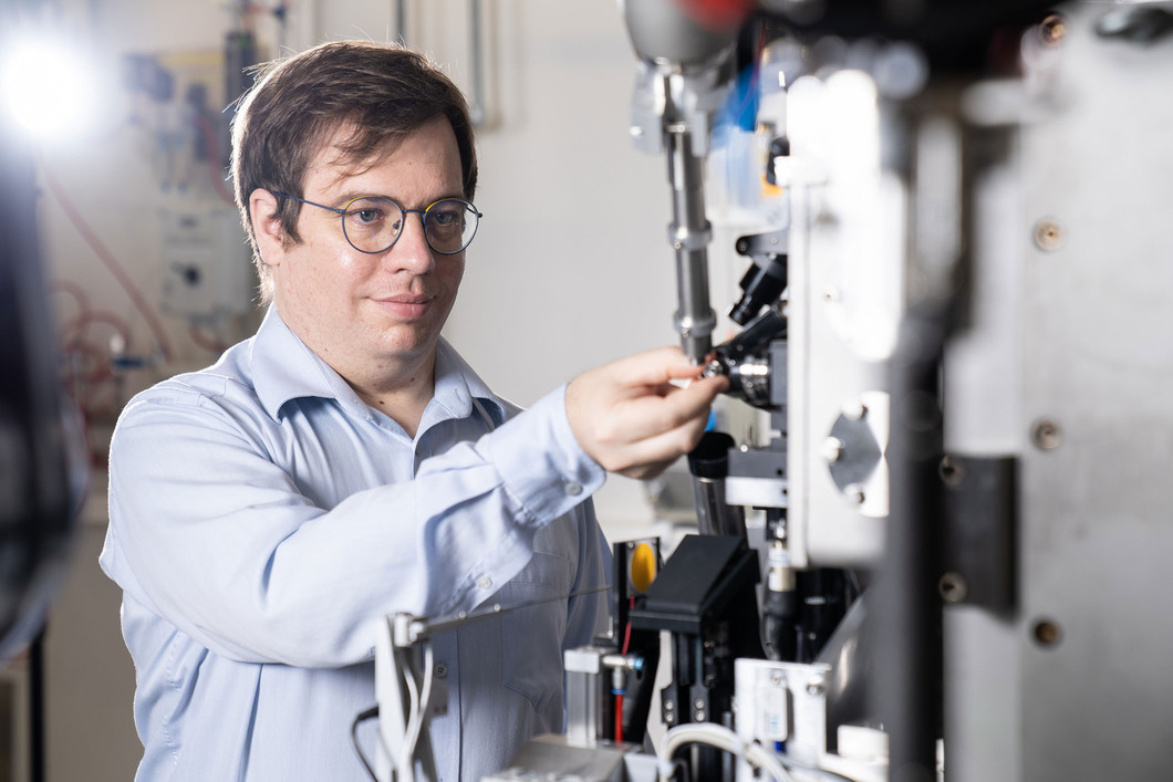 PSI-Forscher Filip Leonarski an der Strahllinie der SLS, die für die Untersuchung der Glas-Protein-Kristalle eingesetzt wurde. 